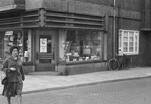 831068 Gezicht op de winkel van het Nederlands Televisie en Radio Bedrijf (N.T.R.B., Catharijnesingel 16) te Utrecht.